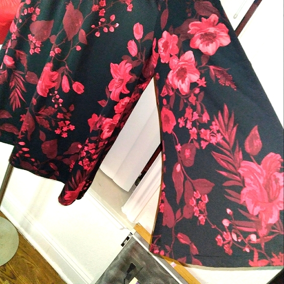 👚IT'S A SALE!! FLORAL TOP👚 - Picture 3 of 4